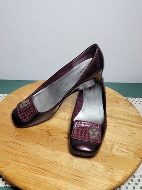 Anne KLIEN Women's Burgundy Houndstooth Accent Pumps 8M